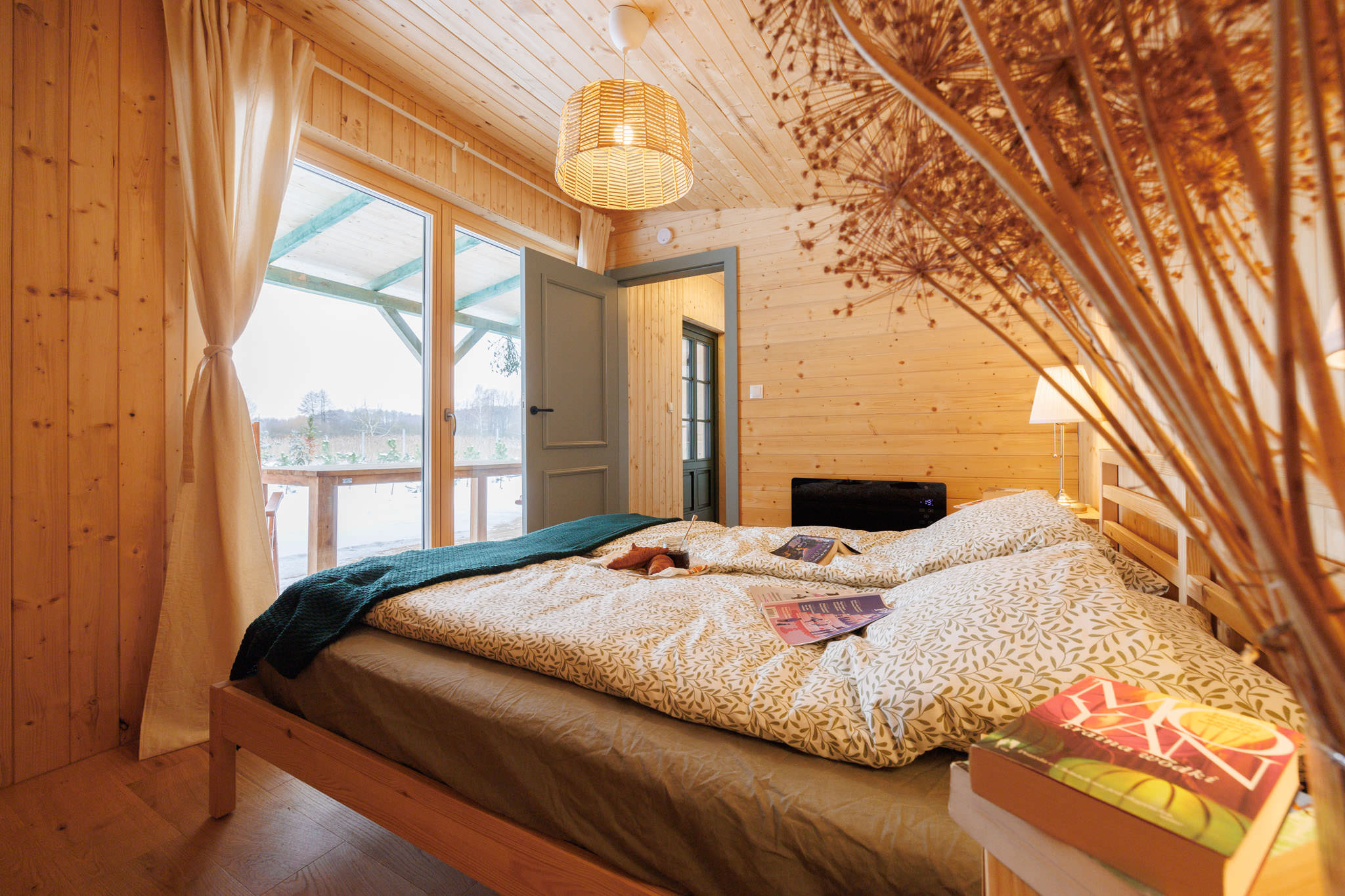 Sypialnia w domu nad jeziorem, z dużym oknem