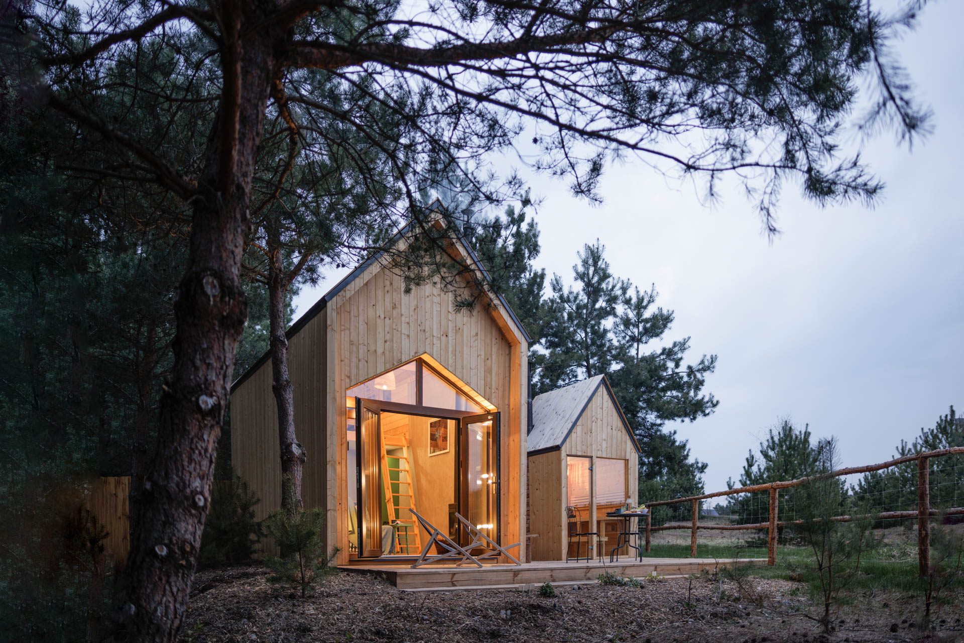 Front domku i sauny w lesie oraz taras