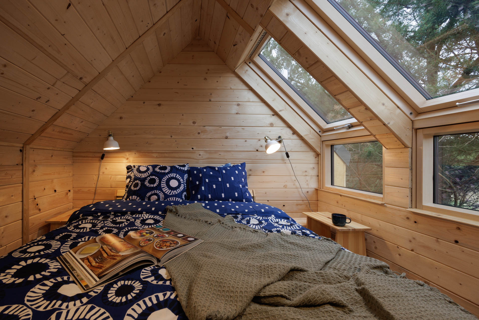 Sypialnia na antresoli w domku w lesie