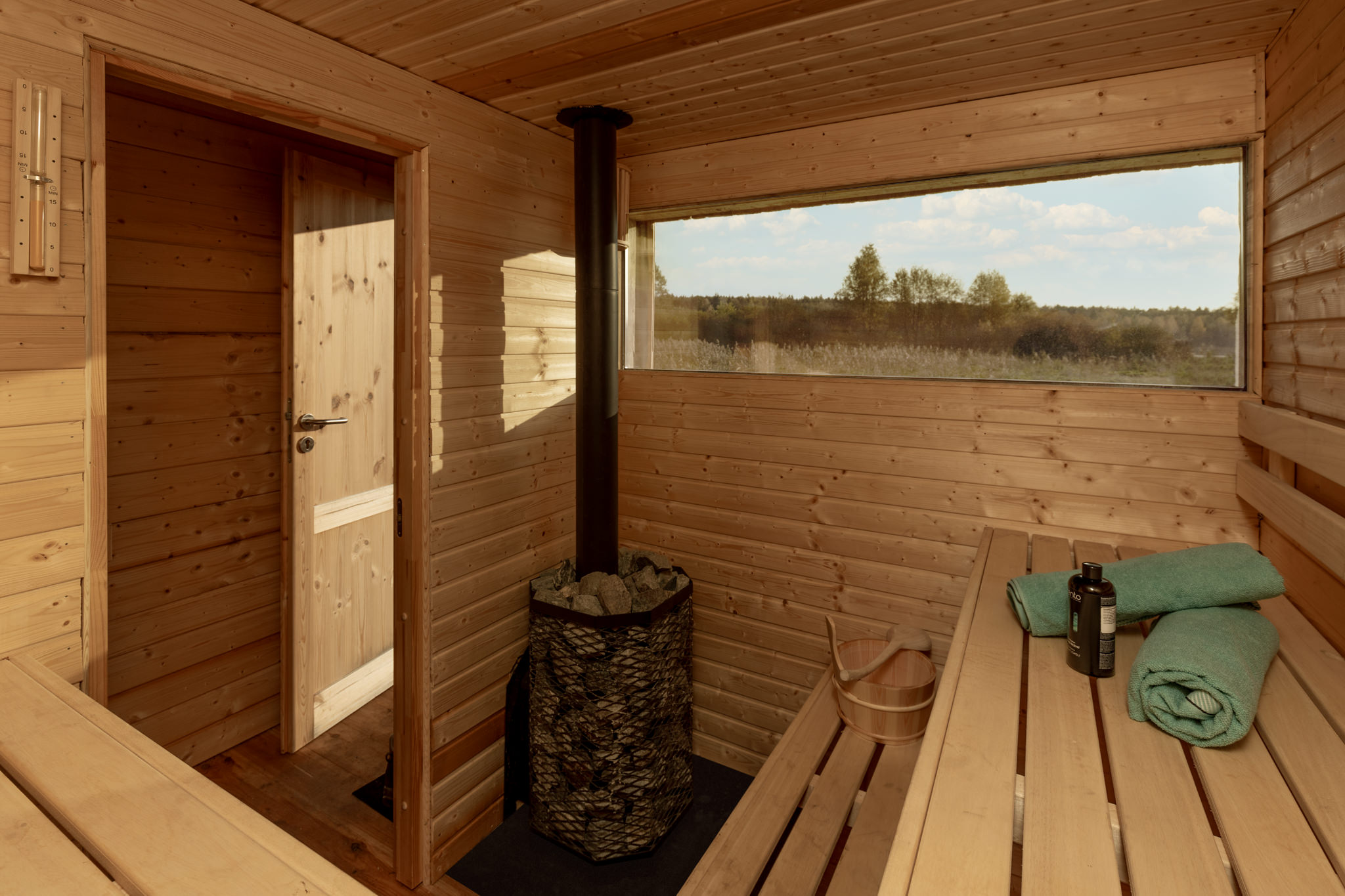 Sauna fińska obok domku nad jeziorem