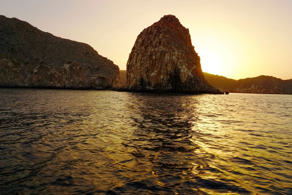 Khasab, Oman. Dhaw Cruise. Złota skała.