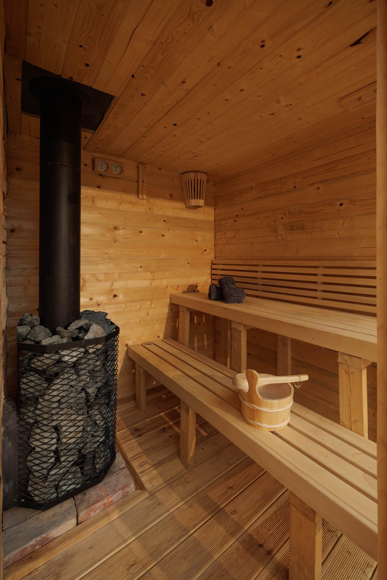 Sauna w lesie. Każdy domek ma do dyspozycji własną saunę.