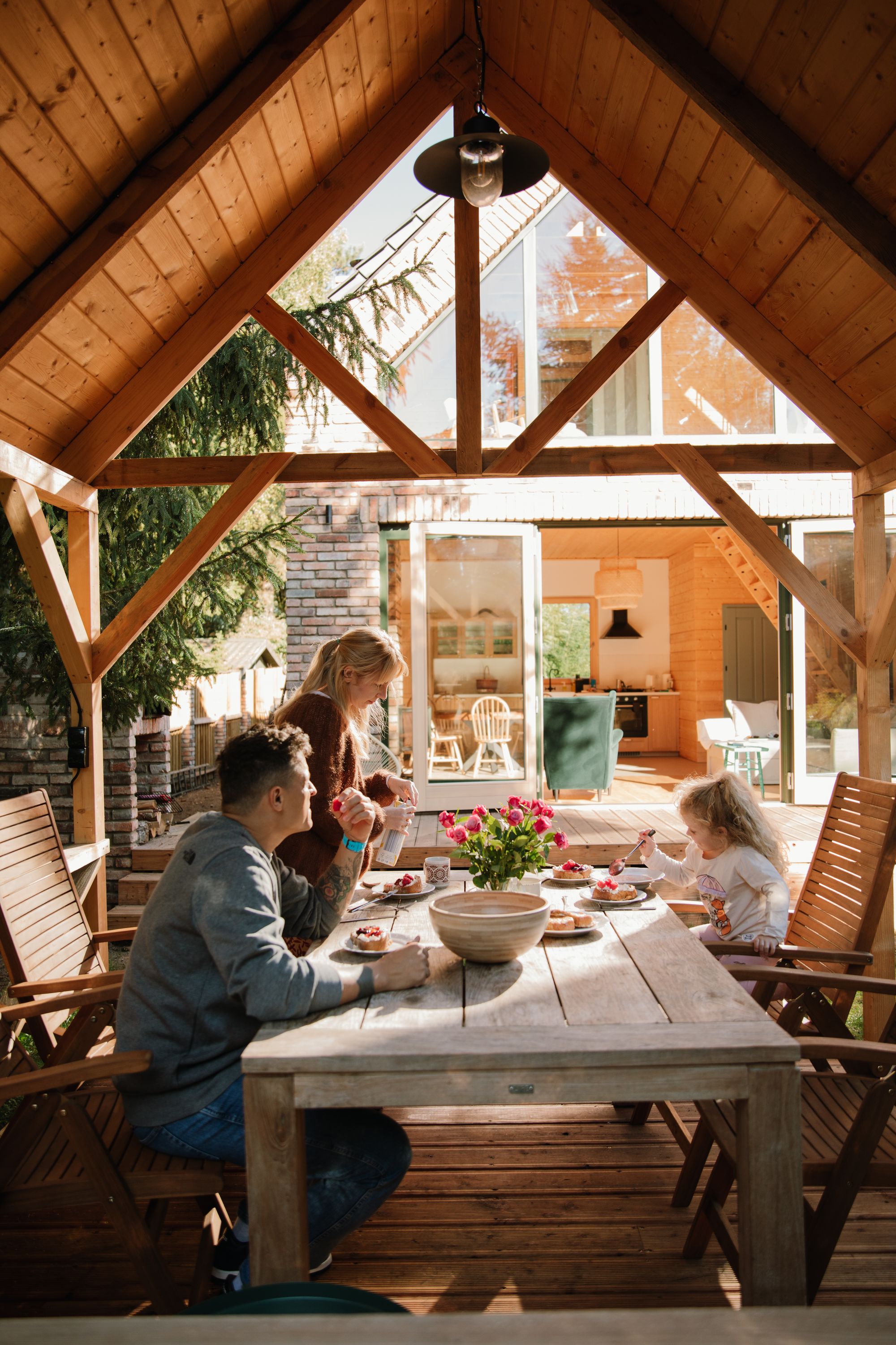 Dom nad jeziorem Budzisławskim. Altana i wspolny posiłek.