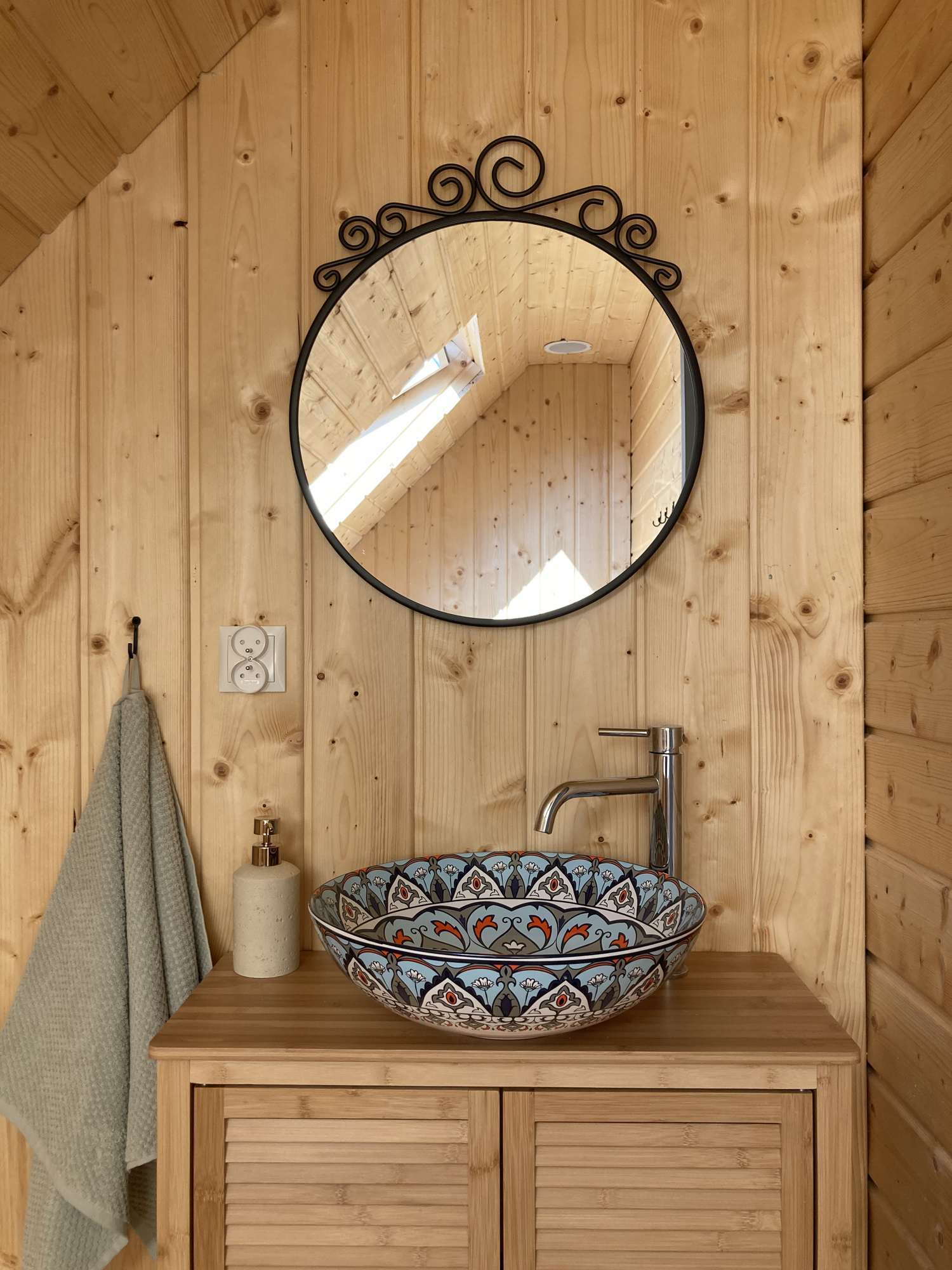 Wakacje z psem w domku nad jeziorem. Louisiana Catahoula Leopard Dog.