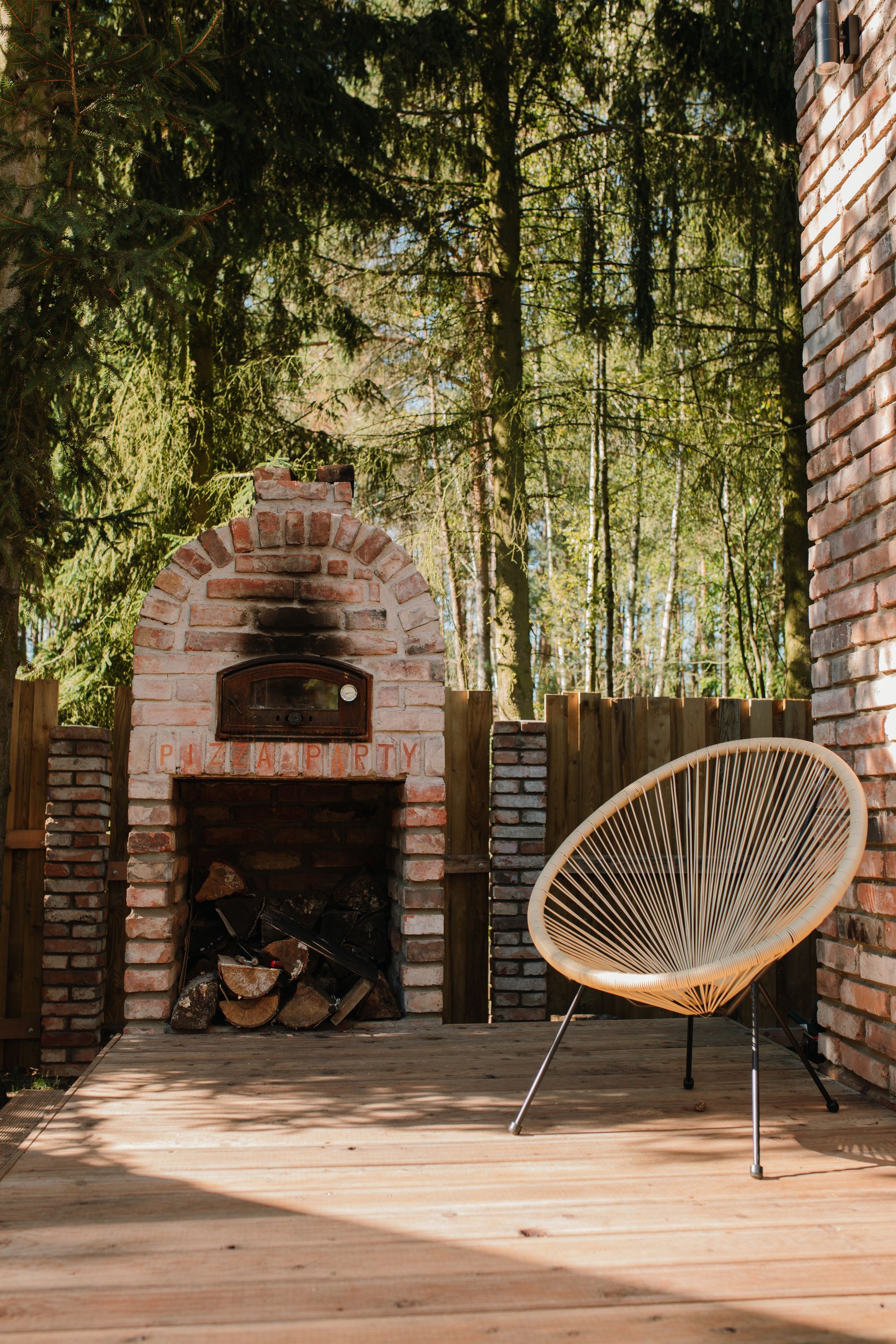 Dom nad jeziorem Budzisławskim. Piec do pizzy.