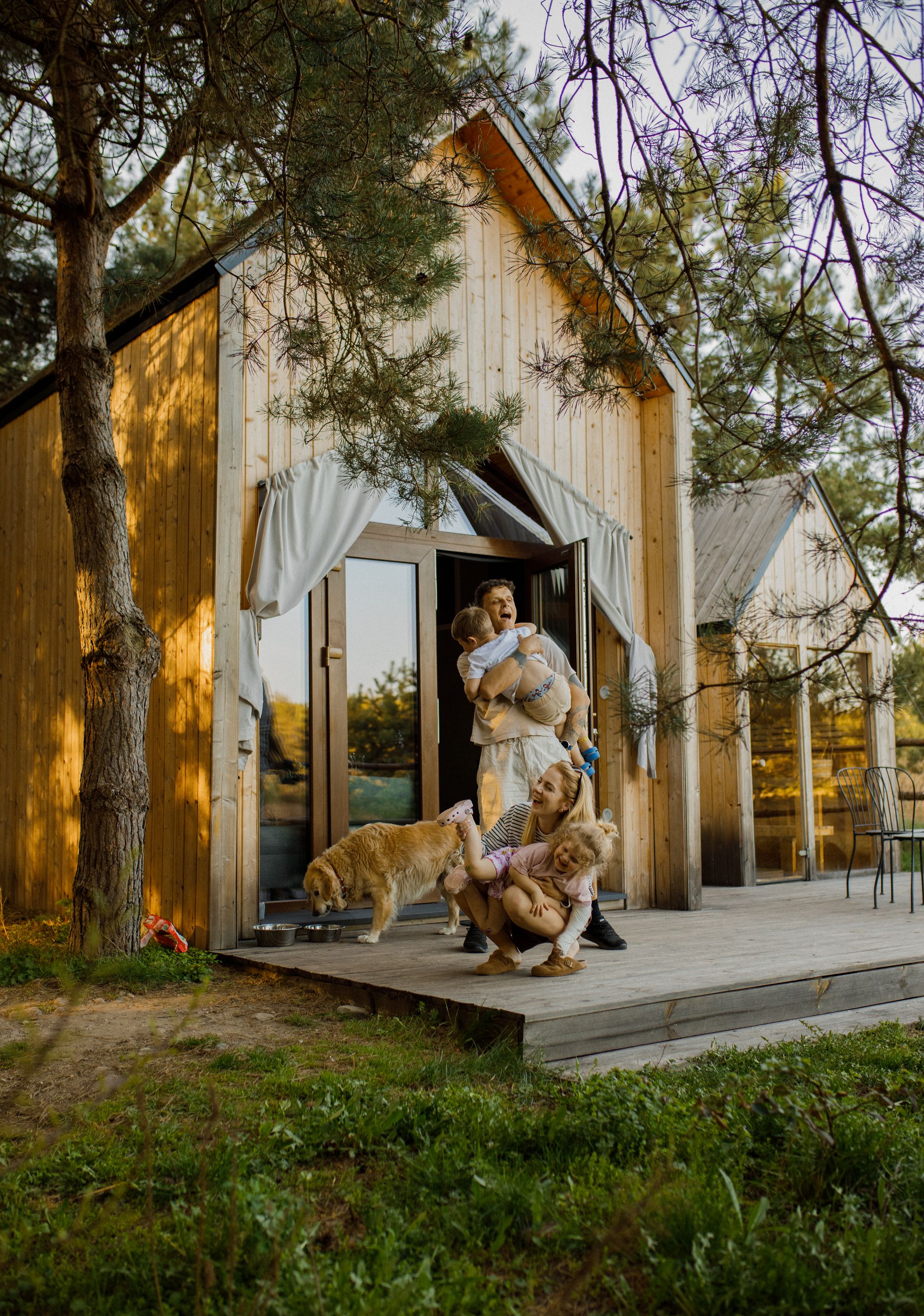 Front domku i sauny w lesie oraz taras