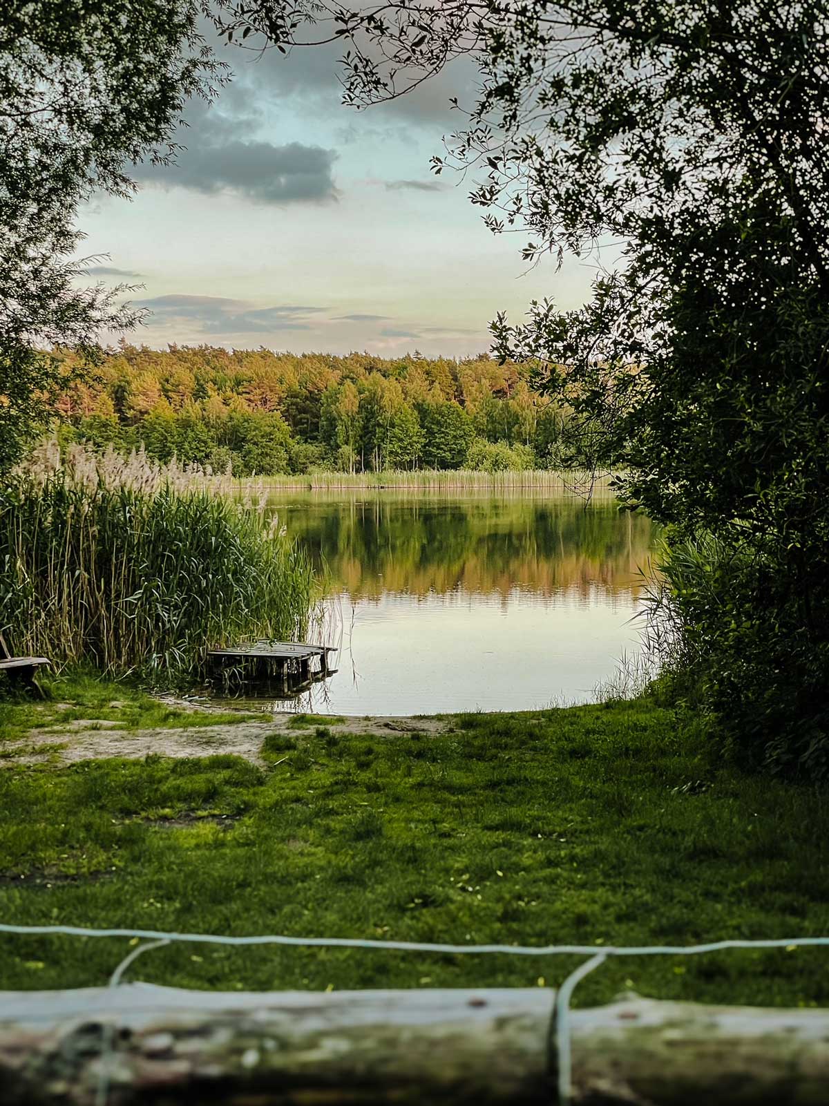 Plaża przy domku nad jeziorem